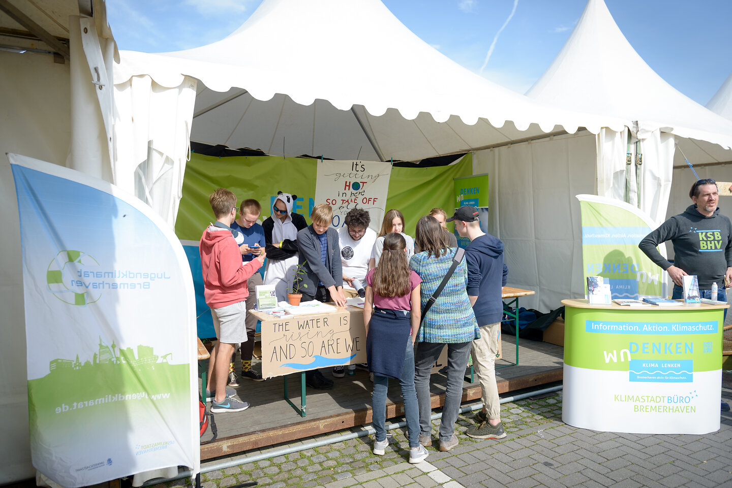 Info Zelt am Klimastadttag mit interessenten